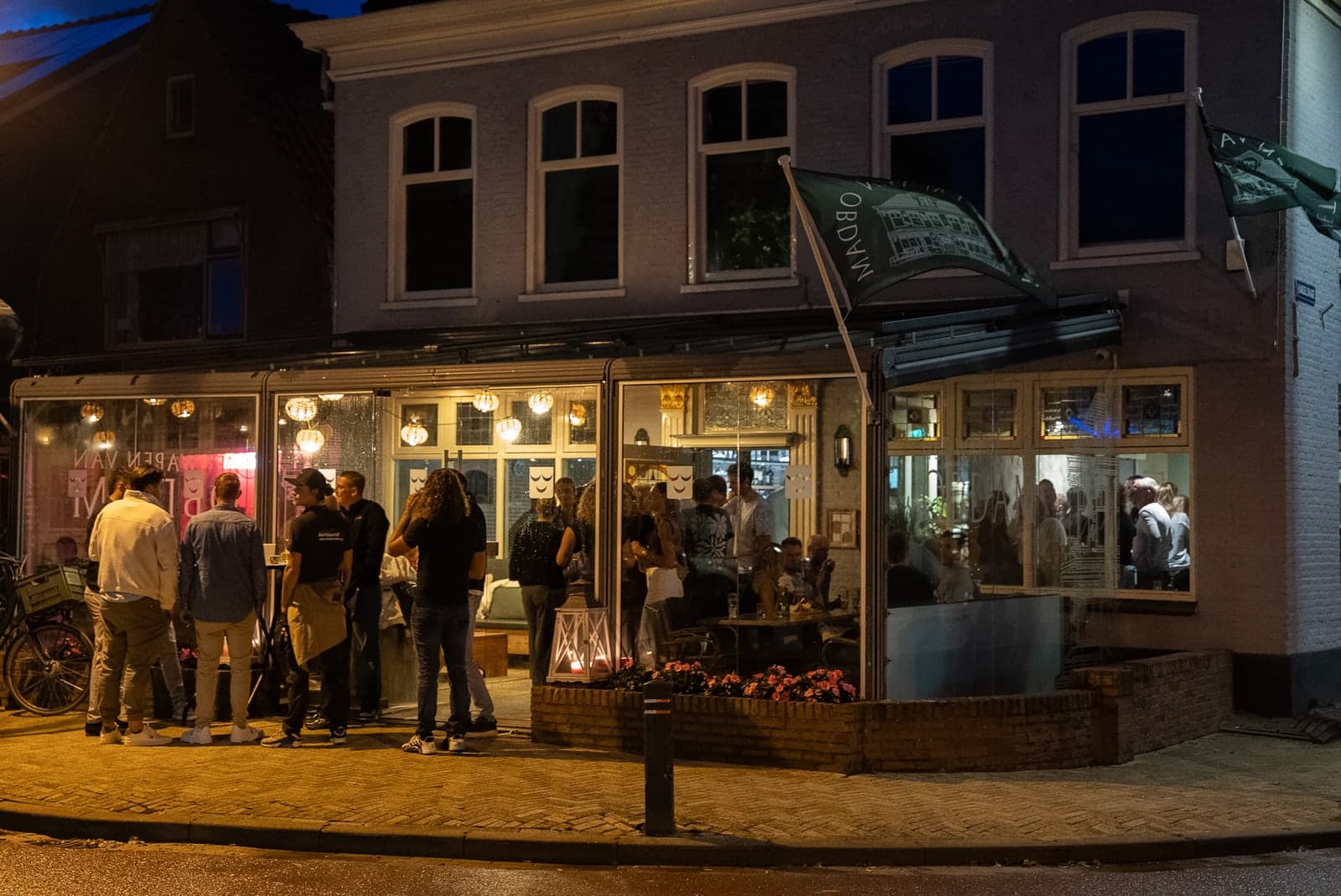 Het Wapen van Obdam bij avond aan de Dorpsstraat 132